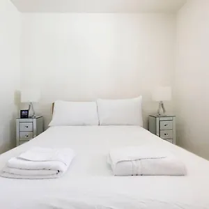 https://beautiful-2-bedroom-mews-house-with-parking-by-the-beach.brighton-hotels-england.com