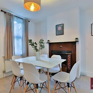 - Traditional For 6 With Parking Cambridge (Cambridgeshire)